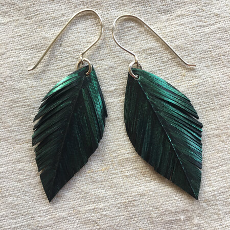 Leaf earrings with emerald