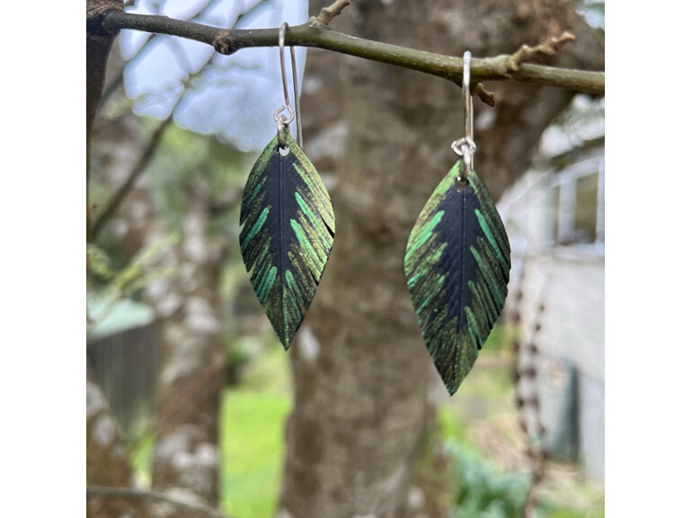 Leaf earrings with green gold