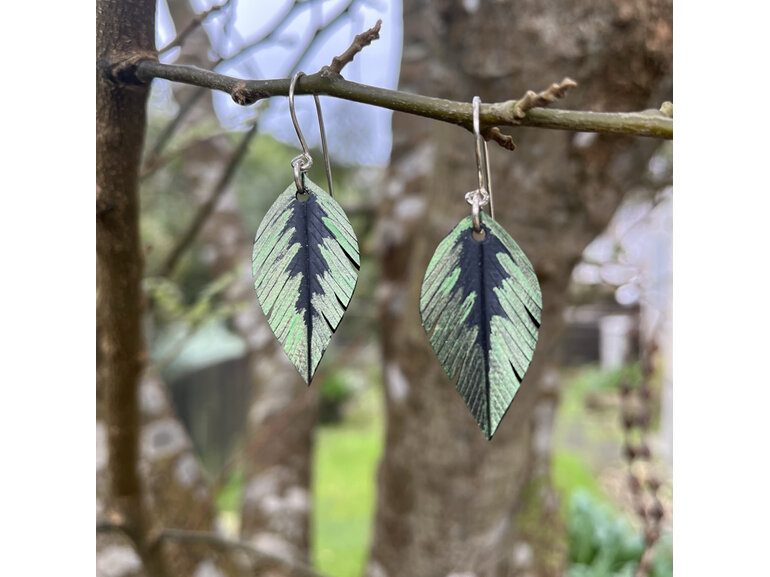 Leaf earrings with olive