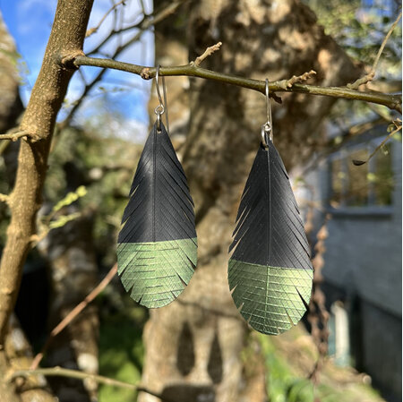 Mini airlock earrings with olive tips