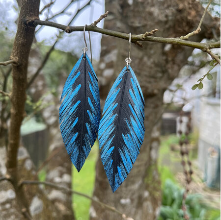 Pique earrings with blue