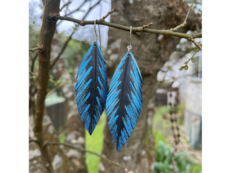 Pique earrings with blue