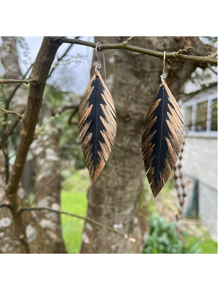 Pique earrings with bronze