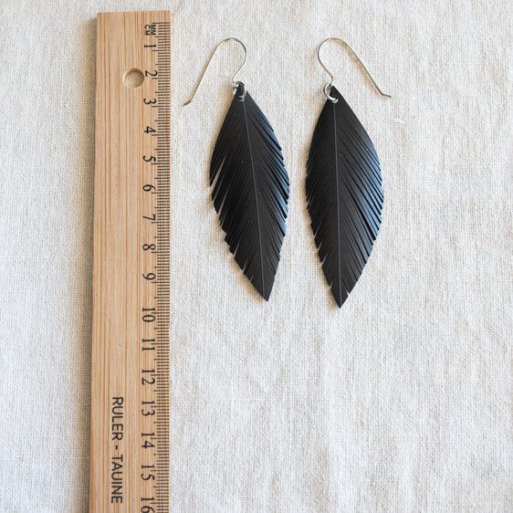 Pique earrings with bronze tips