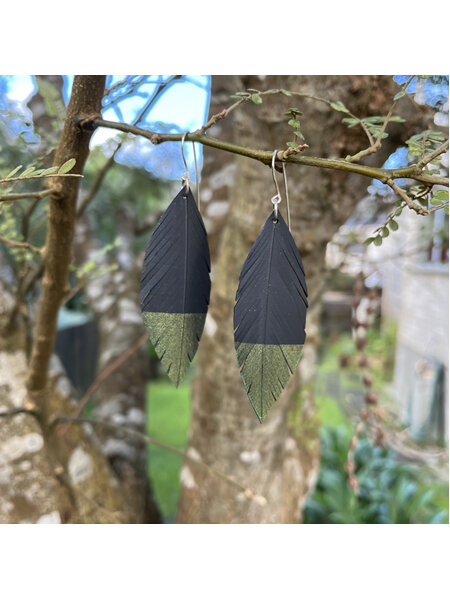 Pique earrings with green gold tips
