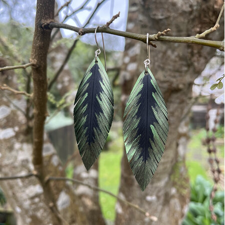 Pique earrings with olive
