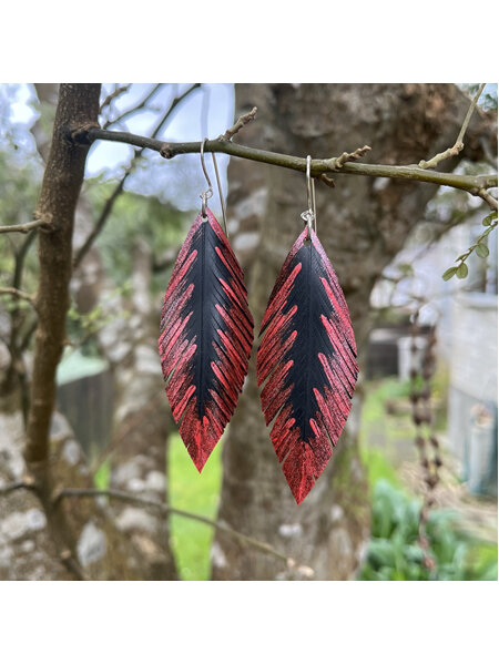 Pique earrings with red