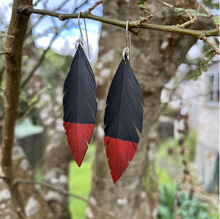 Pique earrings with red tips