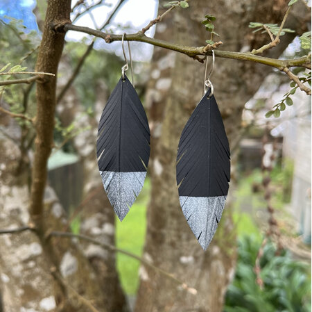 Pique earrings with silver tips