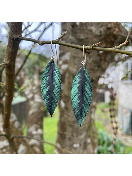 Tomtit earrings with emerald