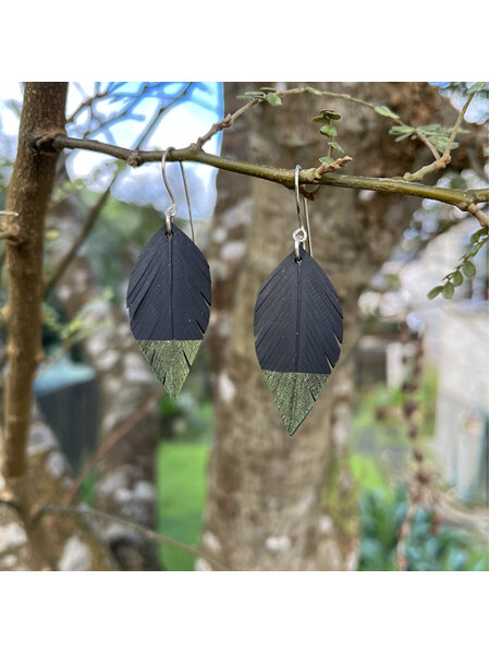 Tomtit earrings with green gold tips