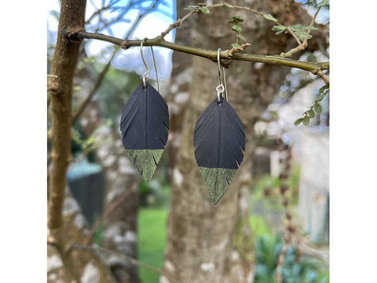 Tomtit earrings with green gold tips
