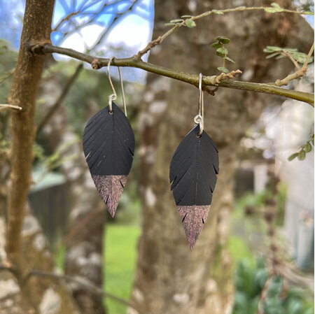 Tomtit earrings with violet gold tips