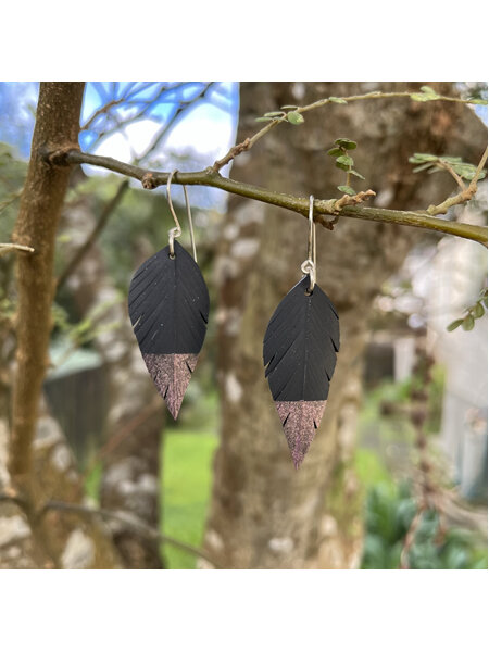 Tomtit earrings with violet gold tips